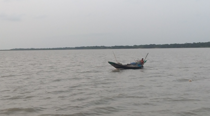 নিষেধাজ্ঞা অমান্য করে মাছ শিকার, জেলের কারাদণ্ড